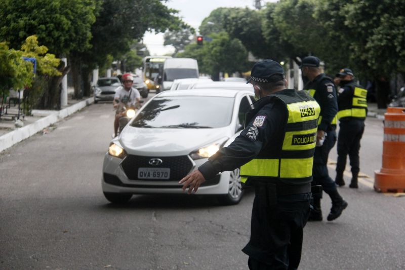 Lockdown - Ação da PM orienta e fiscaliza movimentação diante decreto de paralização das atividades não essenciais em 10 cidades do Pará, incluindo a Capital Belém.
Avenida José Bonifácio <div class='credito_fotos'>Foto: Marcelo Seabra / Ag. Pará   |   <a href='/midias/2020/originais/6301_c37c0fa5-e125-fca4-ebab-5ec3819d8a88.jpg' download><i class='fa-solid fa-download'></i> Download</a></div>