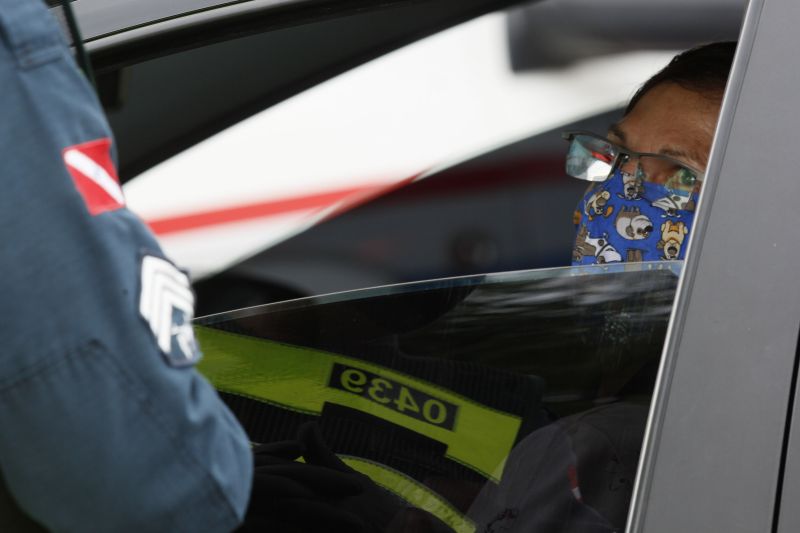 Lockdown - Ação da PM orienta e fiscaliza movimentação diante decreto de paralização das atividades não essenciais em 10 cidades do Pará, incluindo a Capital Belém.
Avenida João Paulo II <div class='credito_fotos'>Foto: Marcelo Seabra / Ag. Pará   |   <a href='/midias/2020/originais/6301_daa753bd-85dd-ca9a-1c9c-e86a3ee93e24.jpg' download><i class='fa-solid fa-download'></i> Download</a></div>