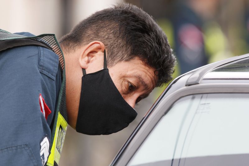 Lockdown - Ação da PM orienta e fiscaliza movimentação diante decreto de paralização das atividades não essenciais em 10 cidades do Pará, incluindo a Capital Belém.
Avenida João Paulo II <div class='credito_fotos'>Foto: Marcelo Seabra / Ag. Pará   |   <a href='/midias/2020/originais/6301_edfd1df6-40b1-24df-0d99-1073eb70e71d.jpg' download><i class='fa-solid fa-download'></i> Download</a></div>