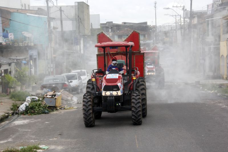 8 º Dia desinfecção pelas ruas de Belém. <div class='credito_fotos'>Foto: Marcelo Seabra / Ag. Pará | <a href='/midias/2020/originais/6304_36379f8b-097b-bfa8-3a00-1bef5127cf11.jpg' download><i class='fa-solid fa-download'></i> Download</a></div>