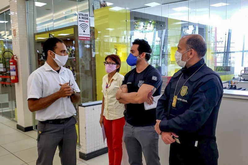 Cinco pessoas autuadas e quatro estabelecimentos notificados durante operação LOCKDOWN
<div class='credito_fotos'>Foto: Leandro Santana / Ascom PCPA | <a href='/midias/2020/originais/6306_d8c83dfb-4779-21cb-d8f3-4fc4a34007d2.jpg' download><i class='fa-solid fa-download'></i> Download</a></div>