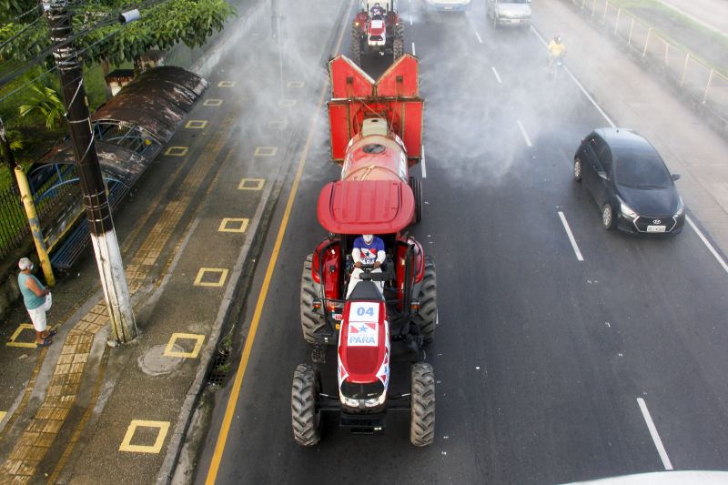9º dia de desinfecção pelas ruas de Belém e região metropolitana, promovida pelo Estado para combater o covid-19 <div class='credito_fotos'>Foto: Marcelo Seabra / Ag. Pará | <a href='/midias/2020/originais/6308_0b0d6be2-b960-5963-4b4a-20b99ec9fa29.jpg' download><i class='fa-solid fa-download'></i> Download</a></div>