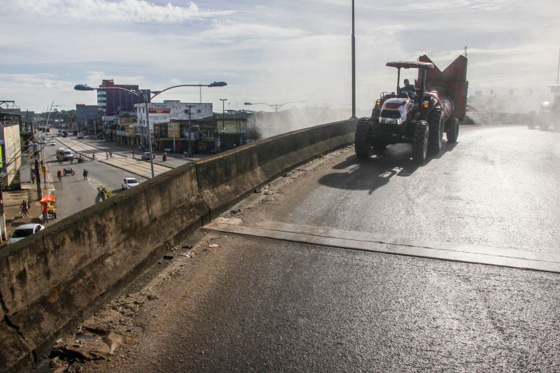 9º dia de desinfecção pelas ruas de Belém e região metropolitana, promovida pelo Estado para combater o covid-19 <div class='credito_fotos'>Foto: Marcelo Seabra / Ag. Pará   |   <a href='/midias/2020/originais/6308_91d783ca-0fa2-01c9-14bd-f15eed7bad31.jpg' download><i class='fa-solid fa-download'></i> Download</a></div>