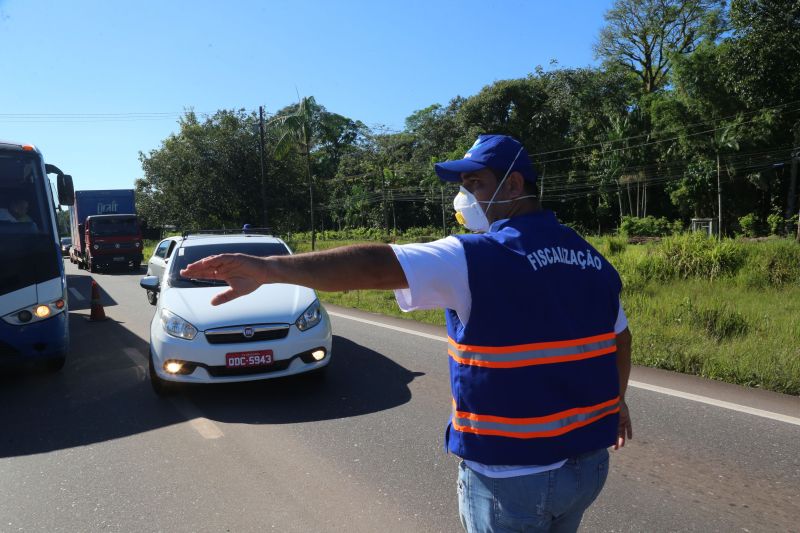 Fiscalização BR Marituba, Centro e Bairro - Lockdown contra Covid-19 <div class='credito_fotos'>Foto: Alex Ribeiro / Ag. Pará | <a href='/midias/2020/originais/6315_8074112a-b0e6-fd7a-d686-9e226404ea66.jpg' download><i class='fa-solid fa-download'></i> Download</a></div>