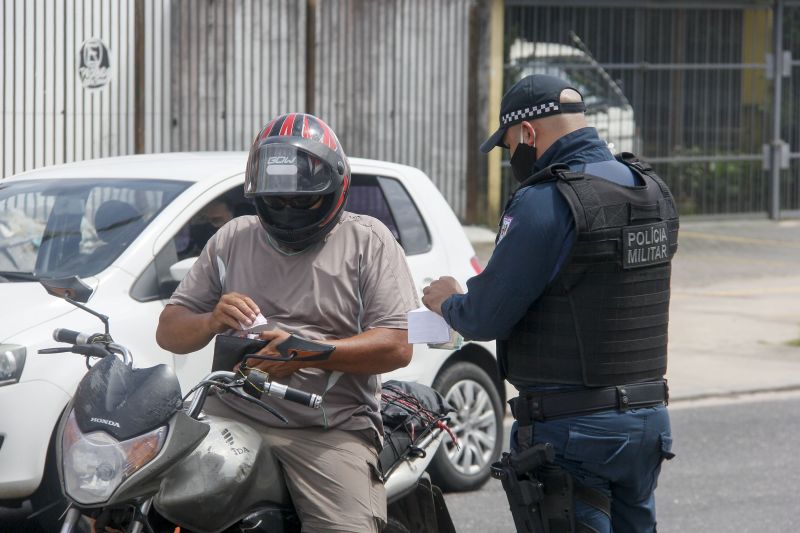 PM fiscaliza cumprimento do decreto de lockdown pelas ruas de Belém <div class='credito_fotos'>Foto: Marcelo Seabra / Ag. Pará | <a href='/midias/2020/originais/6326_2d7608f6-be86-cb78-3d73-33aabde7b945.jpg' download><i class='fa-solid fa-download'></i> Download</a></div>