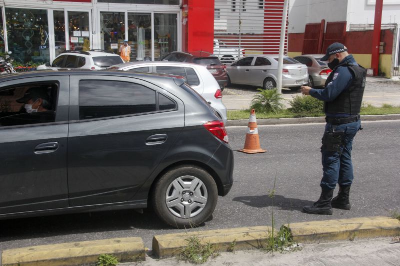 PM fiscaliza cumprimento do decreto de lockdown pelas ruas de Belém <div class='credito_fotos'>Foto: Marcelo Seabra / Ag. Pará | <a href='/midias/2020/originais/6326_67d48232-e106-69c1-ab16-a7cc562be0f2.jpg' download><i class='fa-solid fa-download'></i> Download</a></div>