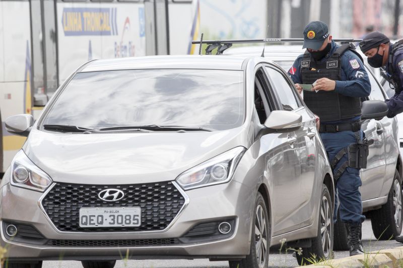 PM fiscaliza cumprimento do decreto de lockdown pelas ruas de Belém <div class='credito_fotos'>Foto: Marcelo Seabra / Ag. Pará | <a href='/midias/2020/originais/6326_adc8a217-6042-0835-ec8e-74ffd3745d93.jpg' download><i class='fa-solid fa-download'></i> Download</a></div>