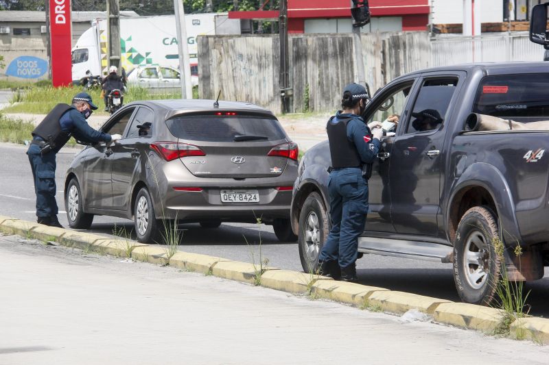 PM fiscaliza cumprimento do decreto de lockdown pelas ruas de Belém <div class='credito_fotos'>Foto: Marcelo Seabra / Ag. Pará | <a href='/midias/2020/originais/6326_b97d505e-8e66-347a-d288-53aa21acee71.jpg' download><i class='fa-solid fa-download'></i> Download</a></div>