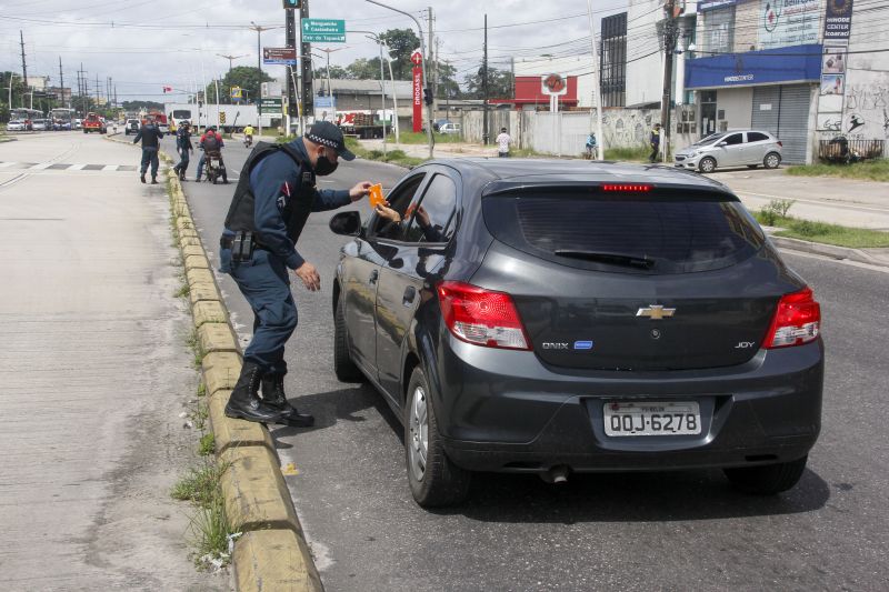 PM fiscaliza cumprimento do decreto de lockdown pelas ruas de Belém <div class='credito_fotos'>Foto: Marcelo Seabra / Ag. Pará | <a href='/midias/2020/originais/6326_e5c85997-0fce-dff8-3798-f68a09e077d4.jpg' download><i class='fa-solid fa-download'></i> Download</a></div>