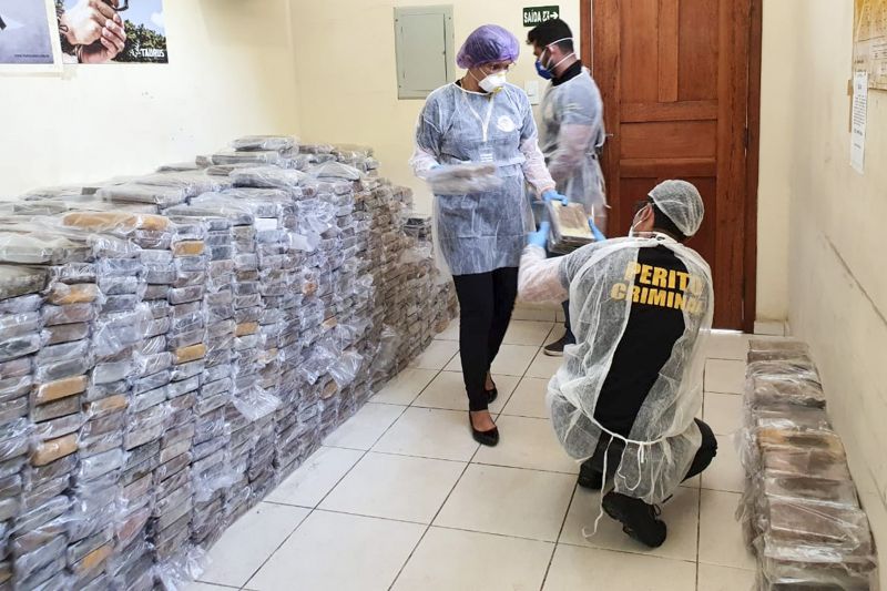 CPC Renato chaves pericia cocaína apreendida <div class='credito_fotos'>Foto: ASCOM / CPC RENATO CHAVES | <a href='/midias/2020/originais/6327_6703ee53-3e14-9875-f05d-18ce83601a51.jpg' download><i class='fa-solid fa-download'></i> Download</a></div>