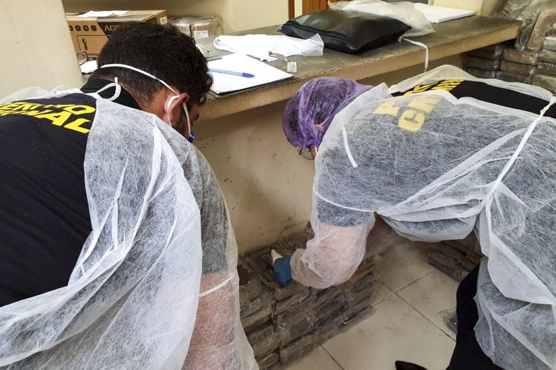CPC Renato chaves pericia cocaína apreendida <div class='credito_fotos'>Foto: ASCOM / CPC RENATO CHAVES | <a href='/midias/2020/originais/6327_f3b7638e-7315-a002-cdb1-c71ed3167909.jpg' download><i class='fa-solid fa-download'></i> Download</a></div>