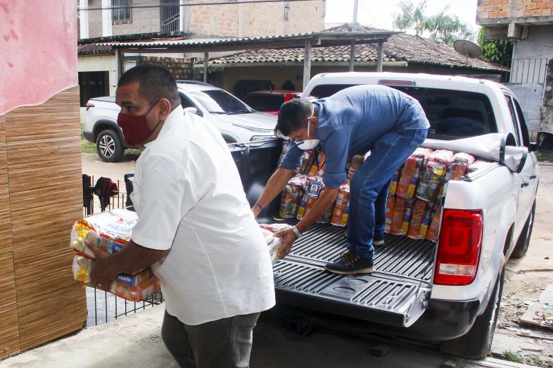 Moradores da Cabanagem recebem 200 cestas de alimentos por meio do Terpaz <div class='credito_fotos'>Foto: Marcelo Seabra / Ag. Pará | <a href='/midias/2020/originais/6330_a59ab608-ff8a-cae1-eccd-90dd417d8b5b.jpg' download><i class='fa-solid fa-download'></i> Download</a></div>