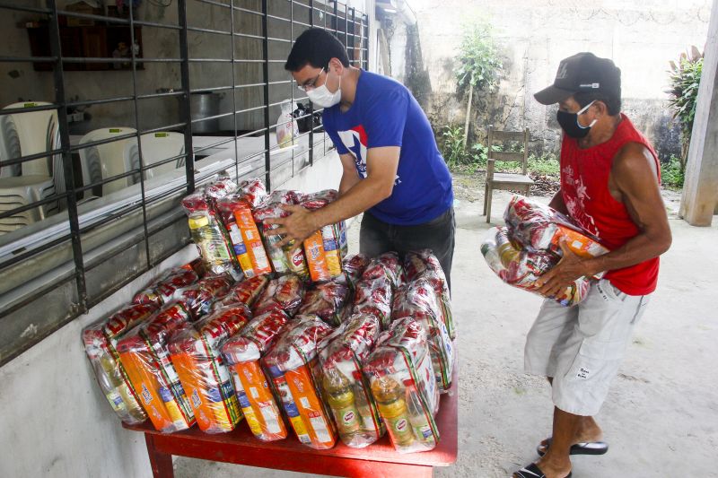 Moradores da Cabanagem recebem 200 cestas de alimentos por meio do Terpaz <div class='credito_fotos'>Foto: Marcelo Seabra / Ag. Pará | <a href='/midias/2020/originais/6330_a7455779-8c45-5f8e-9291-5001438c4d24.jpg' download><i class='fa-solid fa-download'></i> Download</a></div>