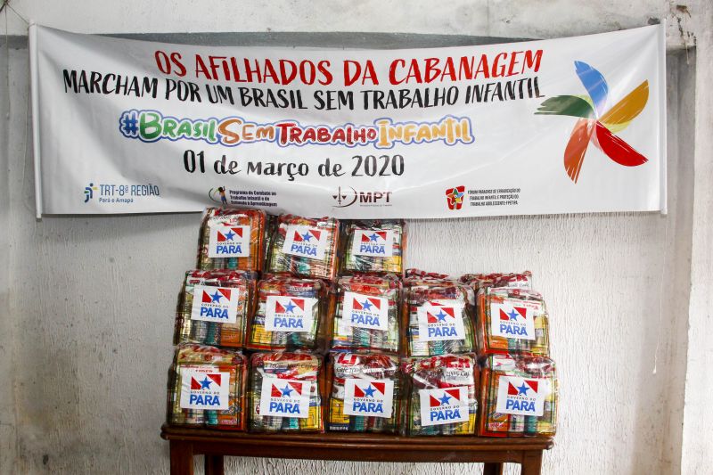 Moradores da Cabanagem recebem 200 cestas de alimentos por meio do Terpaz <div class='credito_fotos'>Foto: Marcelo Seabra / Ag. Pará | <a href='/midias/2020/originais/6330_d3a39bf8-bc10-5657-13a7-0db8529a170d.jpg' download><i class='fa-solid fa-download'></i> Download</a></div>