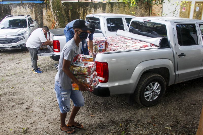 Moradores da Cabanagem recebem 200 cestas de alimentos por meio do Terpaz <div class='credito_fotos'>Foto: Marcelo Seabra / Ag. Pará | <a href='/midias/2020/originais/6330_dbbebc4c-68ac-5d04-923c-9474a3aed595.jpg' download><i class='fa-solid fa-download'></i> Download</a></div>