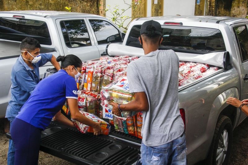 Moradores da Cabanagem recebem 200 cestas de alimentos por meio do Terpaz <div class='credito_fotos'>Foto: Marcelo Seabra / Ag. Pará | <a href='/midias/2020/originais/6330_f8f29877-8c70-1036-55b3-34a9380dcaf5.jpg' download><i class='fa-solid fa-download'></i> Download</a></div>