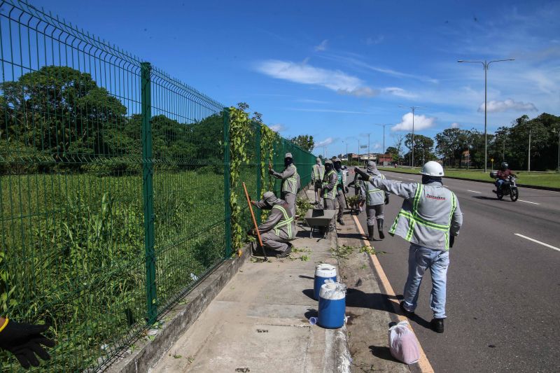 Três equipes da Secretaria de Estado de Transportes (Setran) iniciaram, nesta terça-feira (16), serviços de manutenção e conservação da avenida João Paulo II. O trabalho segue até o final deste mês com ações de limpeza do acostamento, retirada de lixo da pista, das laterais, do meio fio do canteiro central e limpeza das grades de proteção. <div class='credito_fotos'>Foto: Alex Ribeiro / Ag. Pará   |   <a href='/midias/2020/originais/6451_2f6f23fd-2dfa-8457-68c1-fa3f36ce7df4.jpg' download><i class='fa-solid fa-download'></i> Download</a></div>