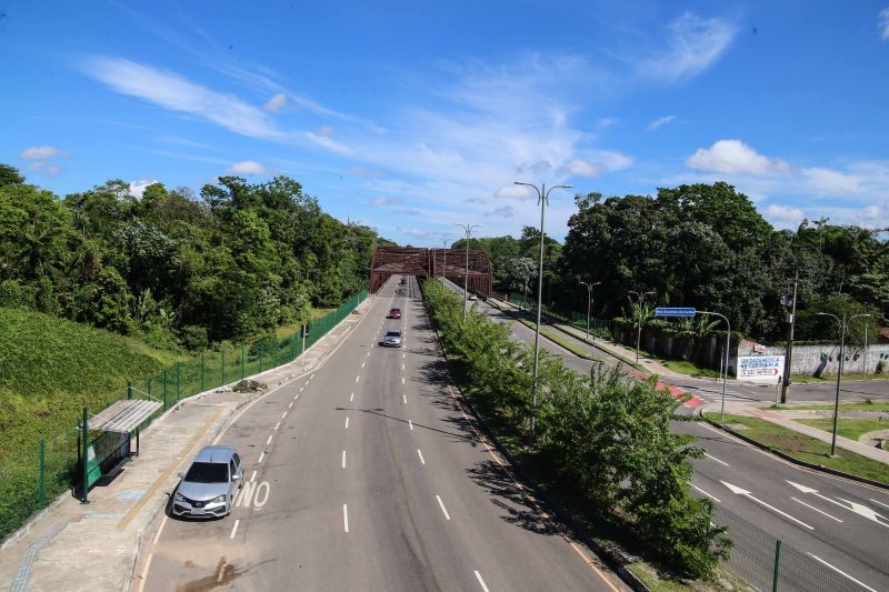 Três equipes da Secretaria de Estado de Transportes (Setran) iniciaram, nesta terça-feira (16), serviços de manutenção e conservação da avenida João Paulo II. O trabalho segue até o final deste mês com ações de limpeza do acostamento, retirada de lixo da pista, das laterais, do meio fio do canteiro central e limpeza das grades de proteção. <div class='credito_fotos'>Foto: Alex Ribeiro / Ag. Pará   |   <a href='/midias/2020/originais/6451_9cc4bedd-461a-4f69-467c-578cba82664a.jpg' download><i class='fa-solid fa-download'></i> Download</a></div>