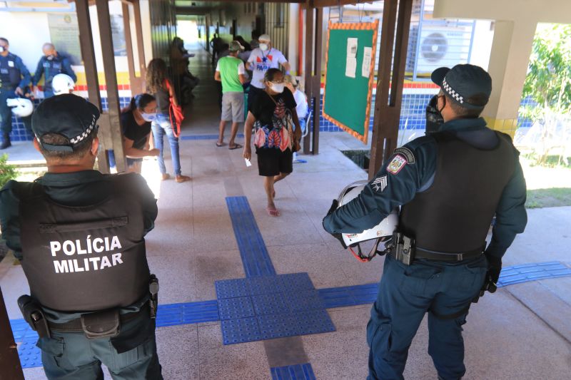 A Policlínica Itinerante do Governo do Pará está percorrendo municípios da Ilha do Marajó. Desde o dia 9 deste mês, a ação já passou por Ponta de Pedras, Muaná, São Sebastião da Boa Vista e Cachoeira do Arari, e nesta quarta-feira (17), chegou ao penúltimo destino: Salvaterra. A Escola Estadual de Ensino Médio Salomão Matos serviu como base para a equipe, que atendeu 146 pessoas. Foram 58 testes rápidos e 400 medicamentos entregues à população. Nesta quinta (18), a Poli chega ao município de Soure. <div class='credito_fotos'>Foto: Jader Paes / Agência Pará   |   <a href='/midias/2020/originais/6454_1b839b76-6918-bf33-43c7-6a2feba4eaea.jpg' download><i class='fa-solid fa-download'></i> Download</a></div>