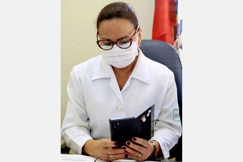 BelÃ©m, ParÃ¡, Brasil. TELEATENDIMENTO UEPA - Vera PalÃ¡cios, mÃ©dica que faz o teleatendimento - 29/06/2020. Foto: Ricardo AmanajÃ¡s / Ag ParÃ¡. <div class='credito_fotos'>Foto: Ricardo Amanajás / Ag. Pará   |   <a href='/midias/2020/originais/6508_51c6a180-b24d-7864-94c6-d794b85b1ec9.jpg' download><i class='fa-solid fa-download'></i> Download</a></div>