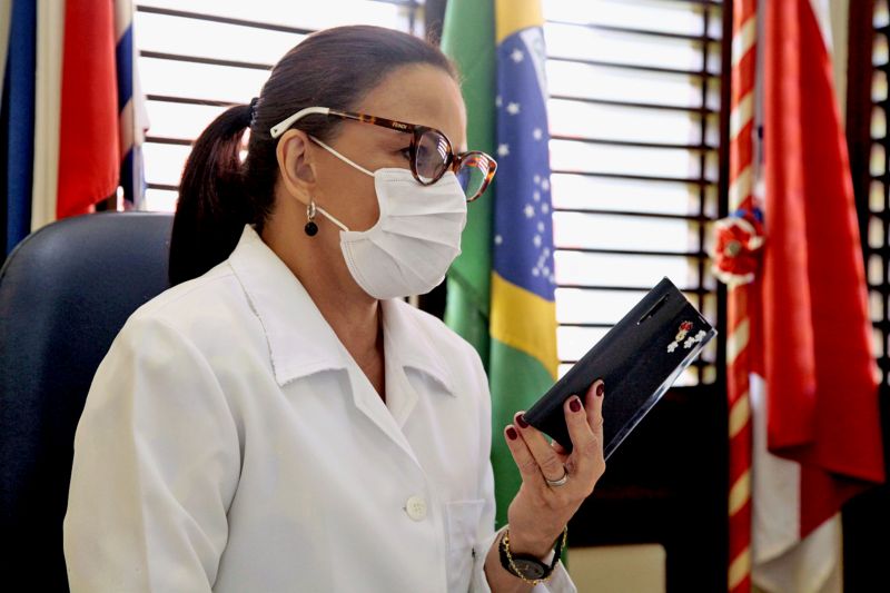 BelÃ©m, ParÃ¡, Brasil. TELEATENDIMENTO UEPA - Vera PalÃ¡cios, mÃ©dica que faz o teleatendimento - 29/06/2020. Foto: Ricardo AmanajÃ¡s / Ag ParÃ¡. <div class='credito_fotos'>Foto: Ricardo Amanajás / Ag. Pará   |   <a href='/midias/2020/originais/6508_5e944bc7-bb91-a861-1d1d-9379bbb82fb0.jpg' download><i class='fa-solid fa-download'></i> Download</a></div>