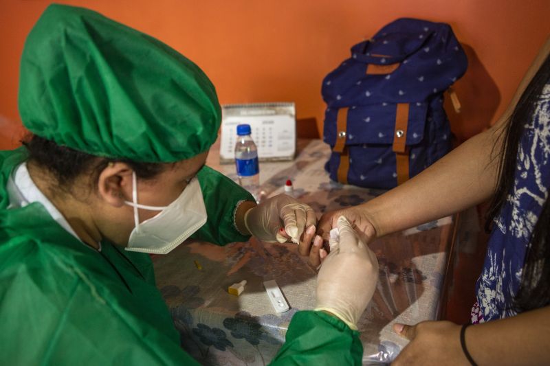 A aluna de enfermagem, Ana Amélia, e a moradora Isadora Rodrigues, no bairro dao Guamá, durante Pesquisa Epidemiológica da Covid 19, realizada pela Uepa e Sespa, em Belém e Ananindeua.
FOTO: NAILANA THIELY/ ASCOM UEPA
DATA: 30.06.2020
BELÉM-PAR <div class='credito_fotos'>Foto: Nailana Thiely / Ascom Uepa | <a href='/midias/2020/originais/6512_4558d962-f80a-ebd4-ac5b-30a9c137d261.jpg' download><i class='fa-solid fa-download'></i> Download</a></div>