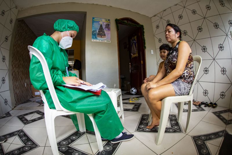 A aluna de enfermagem, Fernanda Gatinho, e a moradora ClÃcia Trindade, no bairro da Terra Firme, durante Pesquisa Epidemiológica da Covid 19, realizada pela Uepa e Sespa, em Belém e Ananindeua.
FOTO: NAILANA THIELY/ ASCOM UEPA
DATA: 30.06.2020
BELÉM-PARÃ
<div class='credito_fotos'>Foto: Nailana Thiely / Ascom Uepa | <a href='/midias/2020/originais/6512_bb0bf65f-929c-d576-3e50-8e00af9c815b.jpg' download><i class='fa-solid fa-download'></i> Download</a></div>
