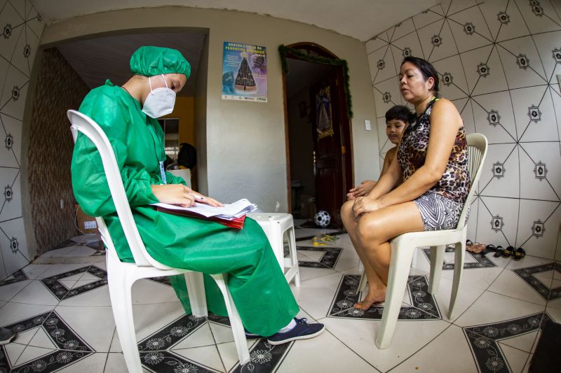 A aluna de enfermagem, Fernanda Gatinho, e a moradora ClÃ­cia Trindade, no bairro da Terra Firme, durante Pesquisa EpidemiolÃ³gica da Covid 19, realizada pela Uepa e Sespa, em BelÃ©m e Ananindeua.

FOTO: NAILANA THIELY/ ASCOM UEPA
DATA: 30.06.2020
BELÃ‰M-PARÃ
 <div class='credito_fotos'>Foto: Nailana Thiely / Ascom Uepa   |   <a href='/midias/2020/originais/6512_bb0bf65f-929c-d576-3e50-8e00af9c815b.jpg' download><i class='fa-solid fa-download'></i> Download</a></div>