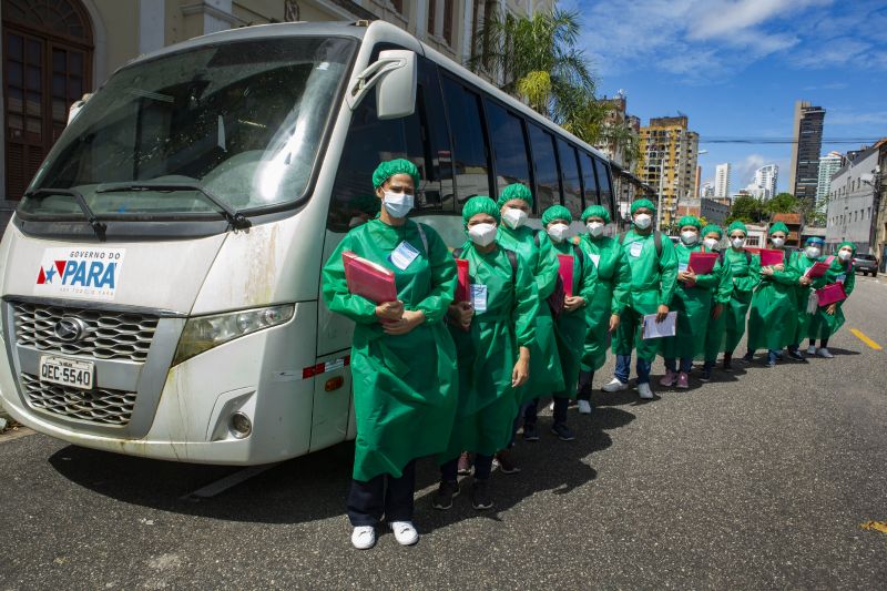 Alunos de enfermagem da Uepa antes de seguirem para os bairros da Pesquisa Epidemiológica da Covid 19, realizada pela Uepa e Sespa, em Belém e Ananindeua.
FOTO: NAILANA THIELY/ ASCOM UEPA
DATA: 30.06.2020
BELÉM-PARà <div class='credito_fotos'>Foto: Nailana Thiely / Ascom Uepa | <a href='/midias/2020/originais/6512_be7542f5-a1b0-ac79-2f79-2c95e40c8041.jpg' download><i class='fa-solid fa-download'></i> Download</a></div>