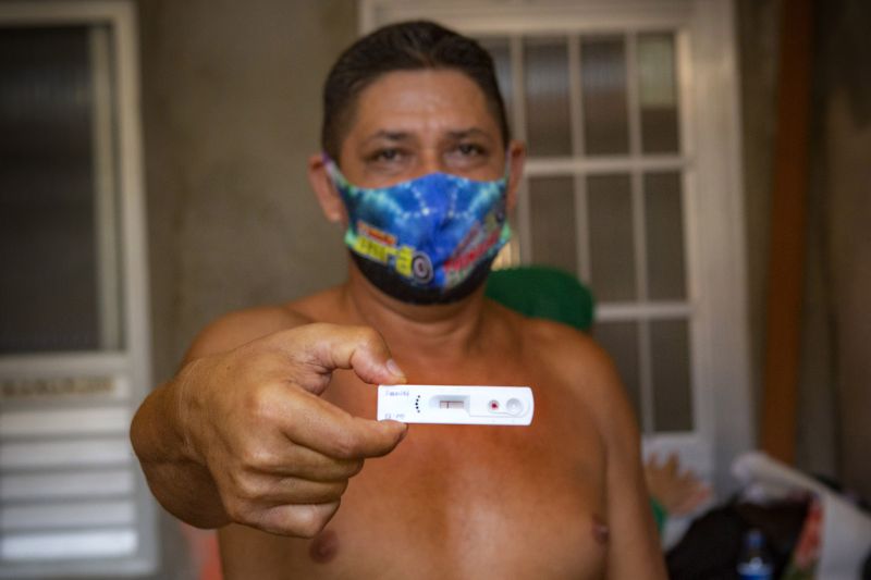 morador Daniel Paes mostra teste negativo, no bairro da Terra Firme, durante Pesquisa Epidemiológica da Covid 19, realizada pela Uepa e Sespa, em Belém e Ananindeua.
FOTO: NAILANA THIELY/ ASCOM UEPA
DATA: 30.06.2020
BELÉM-PARà <div class='credito_fotos'>Foto: Nailana Thiely / Ascom Uepa | <a href='/midias/2020/originais/6512_d3171ee0-28d0-779c-5b26-e6f000ffd0a4.jpg' download><i class='fa-solid fa-download'></i> Download</a></div>
