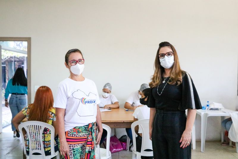 Coordenadora da Escola de Enfermagem Magalhães Barata da Uepa, Margarete Bittencourt e Presidente do Ideflor-Bio Karla Lessa Bengtson <div class='credito_fotos'>Foto: ASCOM / IDEFLOR-BIO   |   <a href='/midias/2020/originais/6583_b3b6bced-b644-a696-f09a-696a9f7c8882.jpg' download><i class='fa-solid fa-download'></i> Download</a></div>