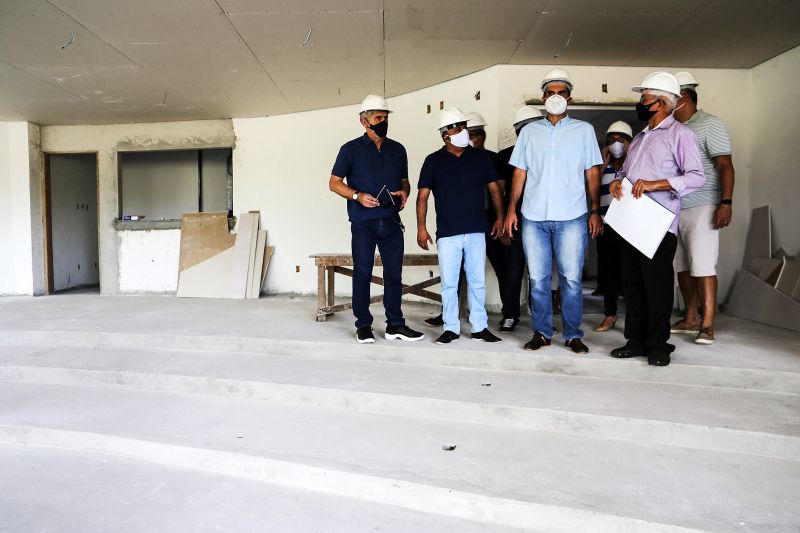 Visita do governador nas Obras da Casa de Cultura de Salinópolis - Foto Bruno Cecim <div class='credito_fotos'>Foto: Bruno Cecim / Ag.Pará   |   <a href='/midias/2020/originais/6601_bdcd1a35-d819-8847-0087-7d8ff4f609db.jpg' download><i class='fa-solid fa-download'></i> Download</a></div>