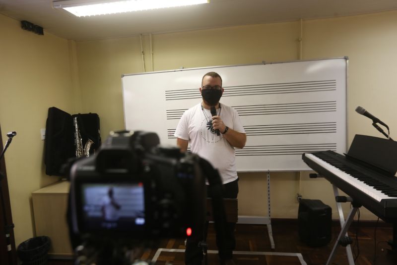 Belém 24 de julho de 2020, Durante a pandemia, a fundação Carlos Gomes parou presencialmente,mas continuou de forma online. <div class='credito_fotos'>Foto: Alex Ribeiro / Ag. Pará | <a href='/midias/2020/originais/6602_89a22acb-d5e7-0b84-2b0b-b452a4234758.jpg' download><i class='fa-solid fa-download'></i> Download</a></div>