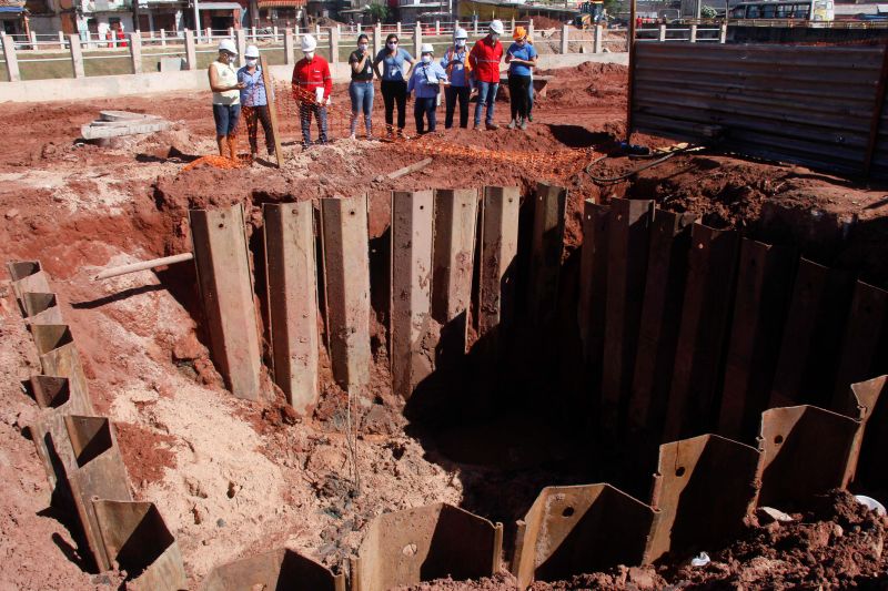 Na manhã desta terça-feira (28), as obras do projeto de macrodrenagem da Bacia do Tucunduba, em Belém, receberam a visita da Comissão de Acompanhamento de Obras (CAO). Formada por 18 moradores, a comissão tem a função de fiscalizar e acompanhar o andamento das obras do governo do Estado, através da Secretaria de Estado de Desenvolvimento e Obras Públicas (Sedop). <div class='credito_fotos'>Foto: Marcelo Seabra / Ag. Pará   |   <a href='/midias/2020/originais/6620_05b848fe-235f-8bee-6a80-c7b7bb6517f2.jpg' download><i class='fa-solid fa-download'></i> Download</a></div>