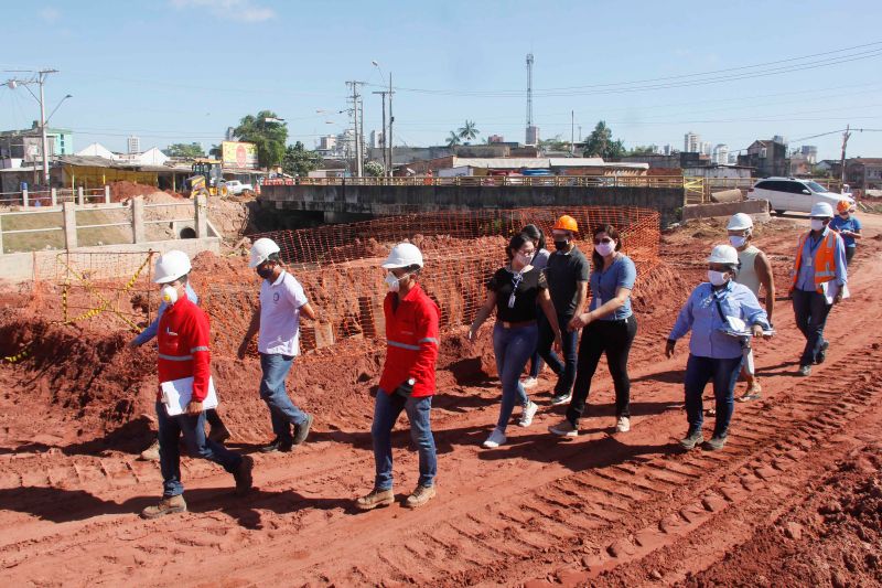 Na manhã desta terça-feira (28), as obras do projeto de macrodrenagem da Bacia do Tucunduba, em Belém, receberam a visita da Comissão de Acompanhamento de Obras (CAO). Formada por 18 moradores, a comissão tem a função de fiscalizar e acompanhar o andamento das obras do governo do Estado, através da Secretaria de Estado de Desenvolvimento e Obras Públicas (Sedop). <div class='credito_fotos'>Foto: Marcelo Seabra / Ag. Pará   |   <a href='/midias/2020/originais/6620_0dce822a-92f3-0642-fbc8-862daeed22f6.jpg' download><i class='fa-solid fa-download'></i> Download</a></div>