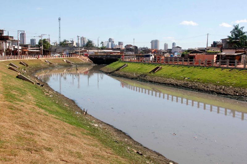 Na manhã desta terça-feira (28), as obras do projeto de macrodrenagem da Bacia do Tucunduba, em Belém, receberam a visita da Comissão de Acompanhamento de Obras (CAO). Formada por 18 moradores, a comissão tem a função de fiscalizar e acompanhar o andamento das obras do governo do Estado, através da Secretaria de Estado de Desenvolvimento e Obras Públicas (Sedop). <div class='credito_fotos'>Foto: Marcelo Seabra / Ag. Pará   |   <a href='/midias/2020/originais/6620_0e340122-82a4-c50e-49e8-e5f0b0d9d6da.jpg' download><i class='fa-solid fa-download'></i> Download</a></div>