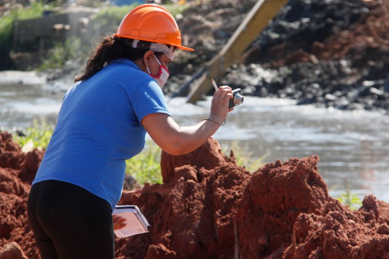 Na manhã desta terça-feira (28), as obras do projeto de macrodrenagem da Bacia do Tucunduba, em Belém, receberam a visita da Comissão de Acompanhamento de Obras (CAO). Formada por 18 moradores, a comissão tem a função de fiscalizar e acompanhar o andamento das obras do governo do Estado, através da Secretaria de Estado de Desenvolvimento e Obras Públicas (Sedop). <div class='credito_fotos'>Foto: Marcelo Seabra / Ag. Pará   |   <a href='/midias/2020/originais/6620_7053f800-5ebf-6823-8e2f-360a28d0a4d9.jpg' download><i class='fa-solid fa-download'></i> Download</a></div>