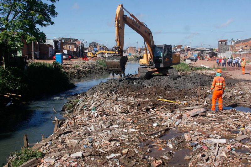 Na manhã desta terça-feira (28), as obras do projeto de macrodrenagem da Bacia do Tucunduba, em Belém, receberam a visita da Comissão de Acompanhamento de Obras (CAO). Formada por 18 moradores, a comissão tem a função de fiscalizar e acompanhar o andamento das obras do governo do Estado, através da Secretaria de Estado de Desenvolvimento e Obras Públicas (Sedop). <div class='credito_fotos'>Foto: Marcelo Seabra / Ag. Pará   |   <a href='/midias/2020/originais/6620_79b9f550-9077-8bb7-0358-d4b6b2963b80.jpg' download><i class='fa-solid fa-download'></i> Download</a></div>