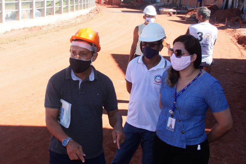 Na manhã desta terça-feira (28), as obras do projeto de macrodrenagem da Bacia do Tucunduba, em Belém, receberam a visita da Comissão de Acompanhamento de Obras (CAO). Formada por 18 moradores, a comissão tem a função de fiscalizar e acompanhar o andamento das obras do governo do Estado, através da Secretaria de Estado de Desenvolvimento e Obras Públicas (Sedop). <div class='credito_fotos'>Foto: Marcelo Seabra / Ag. Pará   |   <a href='/midias/2020/originais/6620_7a42c351-b2a7-96f0-c2e4-3fca76365297.jpg' download><i class='fa-solid fa-download'></i> Download</a></div>