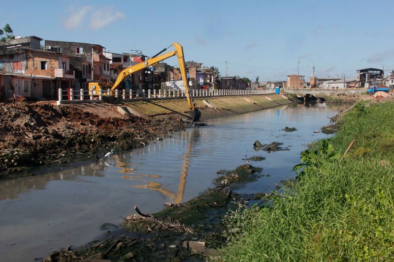 Na manhã desta terça-feira (28), as obras do projeto de macrodrenagem da Bacia do Tucunduba, em Belém, receberam a visita da Comissão de Acompanhamento de Obras (CAO). Formada por 18 moradores, a comissão tem a função de fiscalizar e acompanhar o andamento das obras do governo do Estado, através da Secretaria de Estado de Desenvolvimento e Obras Públicas (Sedop). <div class='credito_fotos'>Foto: Marcelo Seabra / Ag. Pará   |   <a href='/midias/2020/originais/6620_88705369-4b27-369c-d822-198ca0f00567.jpg' download><i class='fa-solid fa-download'></i> Download</a></div>