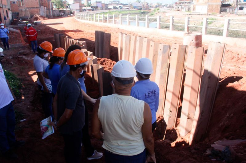 Na manhã desta terça-feira (28), as obras do projeto de macrodrenagem da Bacia do Tucunduba, em Belém, receberam a visita da Comissão de Acompanhamento de Obras (CAO). Formada por 18 moradores, a comissão tem a função de fiscalizar e acompanhar o andamento das obras do governo do Estado, através da Secretaria de Estado de Desenvolvimento e Obras Públicas (Sedop). <div class='credito_fotos'>Foto: Marcelo Seabra / Ag. Pará   |   <a href='/midias/2020/originais/6620_8fefe2c7-91b7-75a9-52d2-5ab992efbb11.jpg' download><i class='fa-solid fa-download'></i> Download</a></div>