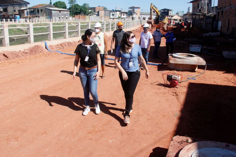 Na manhã desta terça-feira (28), as obras do projeto de macrodrenagem da Bacia do Tucunduba, em Belém, receberam a visita da Comissão de Acompanhamento de Obras (CAO). Formada por 18 moradores, a comissão tem a função de fiscalizar e acompanhar o andamento das obras do governo do Estado, através da Secretaria de Estado de Desenvolvimento e Obras Públicas (Sedop). <div class='credito_fotos'>Foto: Marcelo Seabra / Ag. Pará   |   <a href='/midias/2020/originais/6620_a24b8061-4932-7bce-4a1e-fc870352cb67.jpg' download><i class='fa-solid fa-download'></i> Download</a></div>