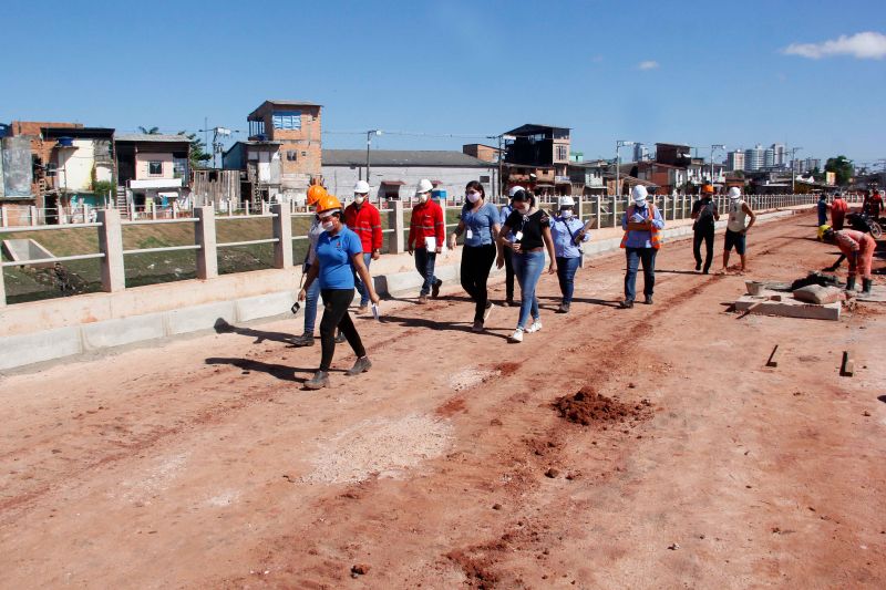 Na manhã desta terça-feira (28), as obras do projeto de macrodrenagem da Bacia do Tucunduba, em Belém, receberam a visita da Comissão de Acompanhamento de Obras (CAO). Formada por 18 moradores, a comissão tem a função de fiscalizar e acompanhar o andamento das obras do governo do Estado, através da Secretaria de Estado de Desenvolvimento e Obras Públicas (Sedop). <div class='credito_fotos'>Foto: Marcelo Seabra / Ag. Pará   |   <a href='/midias/2020/originais/6620_f544685b-b8e9-079e-5d71-03a9fcc3cd99.jpg' download><i class='fa-solid fa-download'></i> Download</a></div>