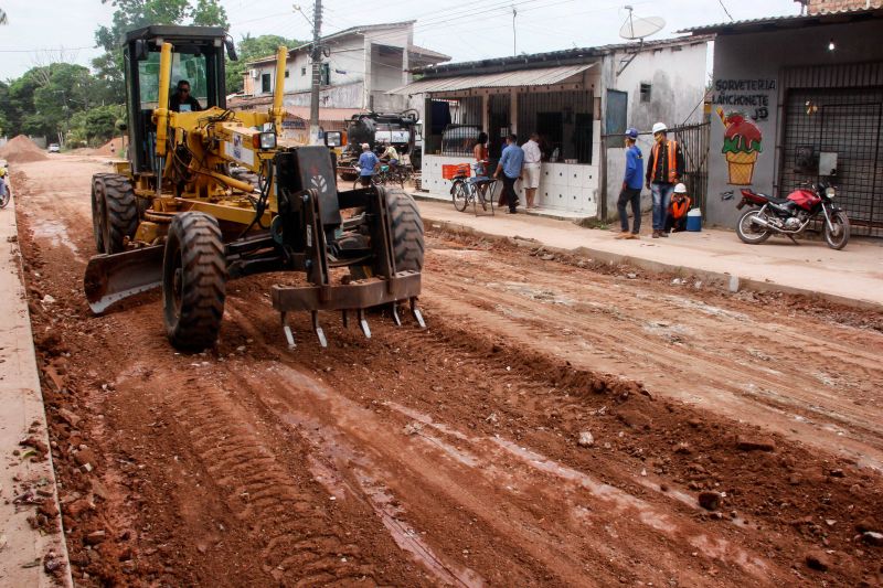 O Governo do Pará, por meio do Núcleo de Gerenciamento de Transporte Metropolitano (NGTM), segue com as obras de infraestrutura viária em dois bairros de Ananindeua, Águas Lindas e Guanabara, na Região Metropolitana de Belém. São 17 vias recebendo os serviços de drenagem, terraplanagem, pavimentação, calçadas e sinalização. <div class='credito_fotos'>Foto: Marcelo Seabra / Ag. Pará | <a href='/midias/2020/originais/6628_0bbd9614-778c-b4e9-e5cf-0837485967ad.jpg' download><i class='fa-solid fa-download'></i> Download</a></div>