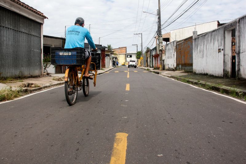 O Governo do Pará, por meio do Núcleo de Gerenciamento de Transporte Metropolitano (NGTM), segue com as obras de infraestrutura viária em dois bairros de Ananindeua, Águas Lindas e Guanabara, na Região Metropolitana de Belém. São 17 vias recebendo os serviços de drenagem, terraplanagem, pavimentação, calçadas e sinalização. <div class='credito_fotos'>Foto: Marcelo Seabra / Ag. Pará | <a href='/midias/2020/originais/6628_0ce55d70-a999-965a-5e2d-261cd2fc00d2.jpg' download><i class='fa-solid fa-download'></i> Download</a></div>