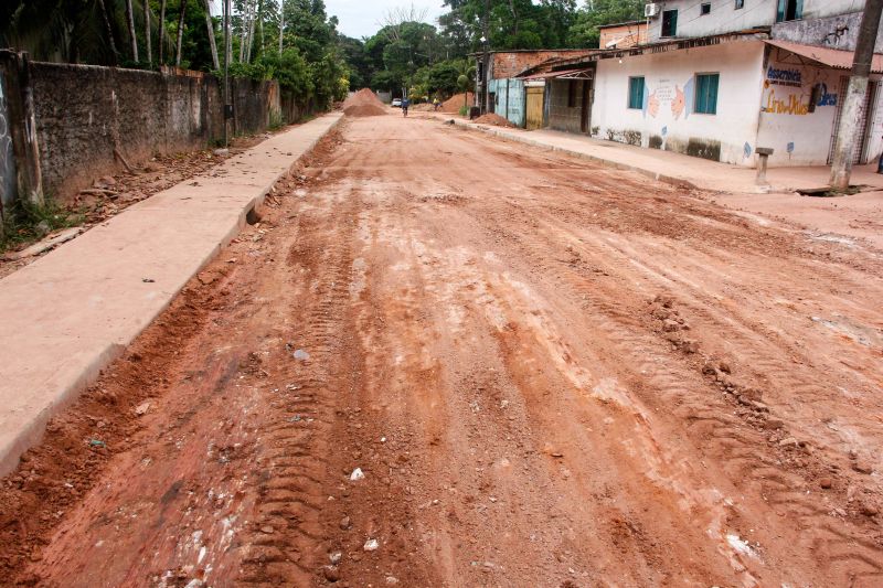 O Governo do Pará, por meio do Núcleo de Gerenciamento de Transporte Metropolitano (NGTM), segue com as obras de infraestrutura viária em dois bairros de Ananindeua, Águas Lindas e Guanabara, na Região Metropolitana de Belém. São 17 vias recebendo os serviços de drenagem, terraplanagem, pavimentação, calçadas e sinalização. <div class='credito_fotos'>Foto: Marcelo Seabra / Ag. Pará | <a href='/midias/2020/originais/6628_507475ef-8445-0bd4-475d-a8caf6466609.jpg' download><i class='fa-solid fa-download'></i> Download</a></div>