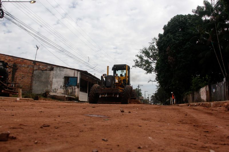O Governo do Pará, por meio do Núcleo de Gerenciamento de Transporte Metropolitano (NGTM), segue com as obras de infraestrutura viária em dois bairros de Ananindeua, Águas Lindas e Guanabara, na Região Metropolitana de Belém. São 17 vias recebendo os serviços de drenagem, terraplanagem, pavimentação, calçadas e sinalização. <div class='credito_fotos'>Foto: Marcelo Seabra / Ag. Pará | <a href='/midias/2020/originais/6628_9ea6025d-5cd0-4746-94de-fe279dee7e48.jpg' download><i class='fa-solid fa-download'></i> Download</a></div>