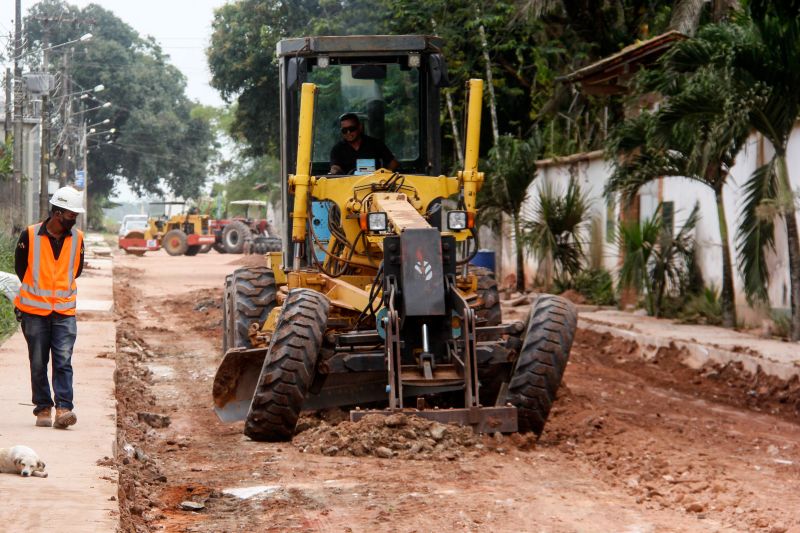 O Governo do Pará, por meio do Núcleo de Gerenciamento de Transporte Metropolitano (NGTM), segue com as obras de infraestrutura viária em dois bairros de Ananindeua, Águas Lindas e Guanabara, na Região Metropolitana de Belém. São 17 vias recebendo os serviços de drenagem, terraplanagem, pavimentação, calçadas e sinalização. <div class='credito_fotos'>Foto: Marcelo Seabra / Ag. Pará | <a href='/midias/2020/originais/6628_de120e5d-d525-e65c-0bb5-cde625cd8304.jpg' download><i class='fa-solid fa-download'></i> Download</a></div>