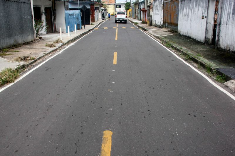O Governo do Pará, por meio do Núcleo de Gerenciamento de Transporte Metropolitano (NGTM), segue com as obras de infraestrutura viária em dois bairros de Ananindeua, Águas Lindas e Guanabara, na Região Metropolitana de Belém. São 17 vias recebendo os serviços de drenagem, terraplanagem, pavimentação, calçadas e sinalização. <div class='credito_fotos'>Foto: Marcelo Seabra / Ag. Pará | <a href='/midias/2020/originais/6628_ea5e80e7-508a-4867-58dc-ea4983d5280e.jpg' download><i class='fa-solid fa-download'></i> Download</a></div>