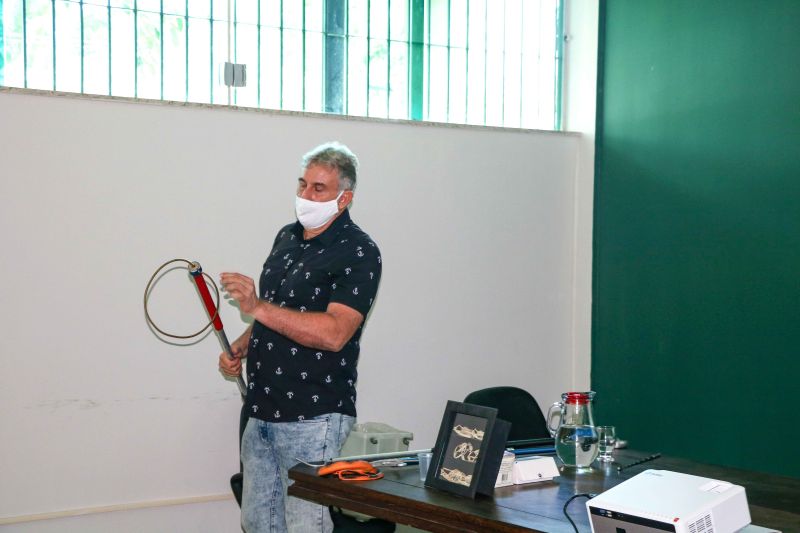 O pesquisador Augusto Jarthe mostra aos universitários os equipamentos utilizados para fazer a captura de serpentes - gancho herpetológico
